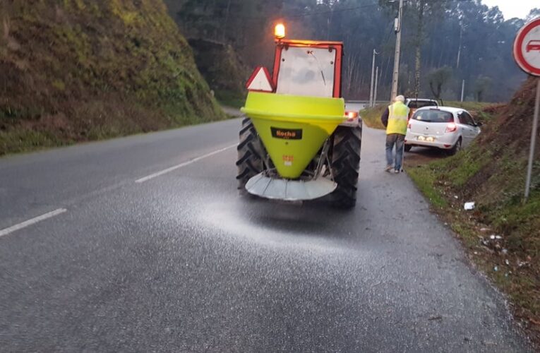 Câmara Municipal espalha sal nas estradas