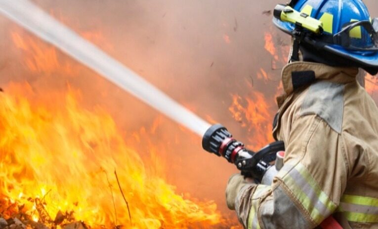 Bombeiros salvam idosa de casa em chamas em Cabeceiras de Basto