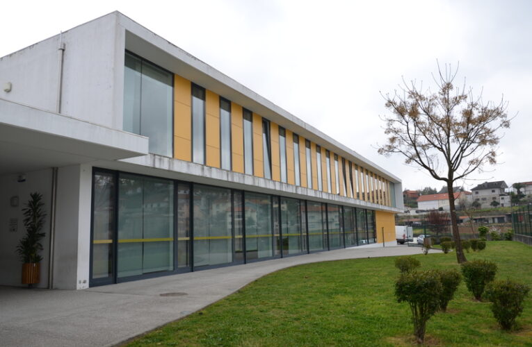 Centenas de alunos em casa por causa de dois casos positivos